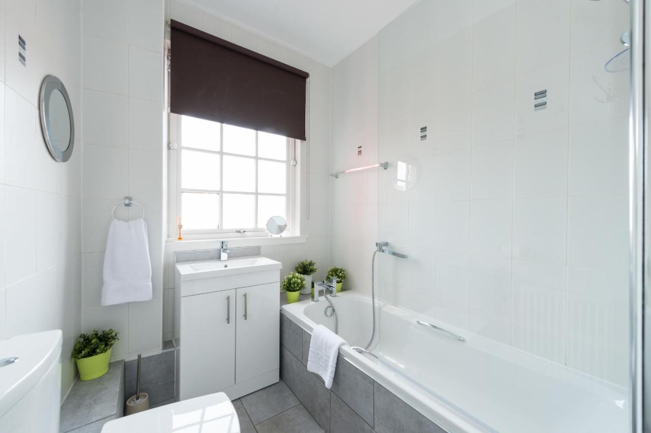 Royal Mile Modern Apartment Edinburgh Bagian luar foto